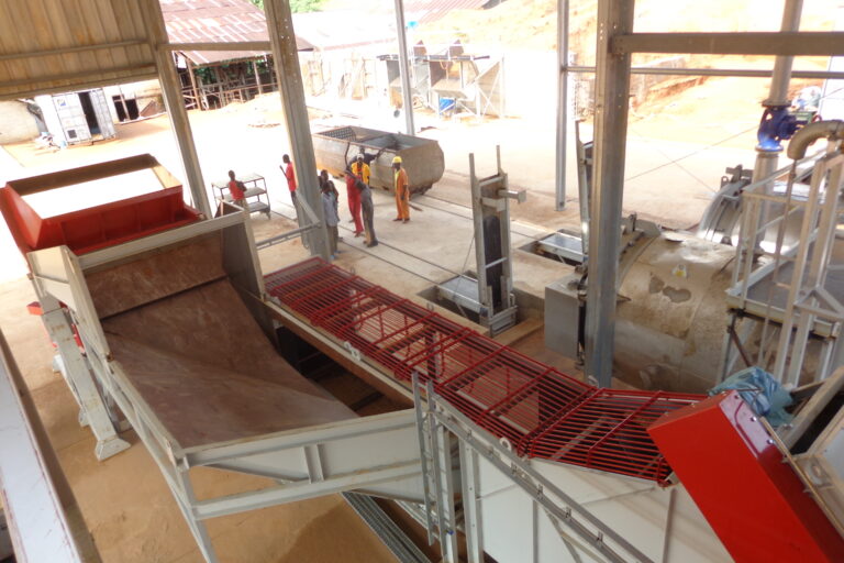 13 020 Junior 6 T Miluna Feeding system thresher DSC08893